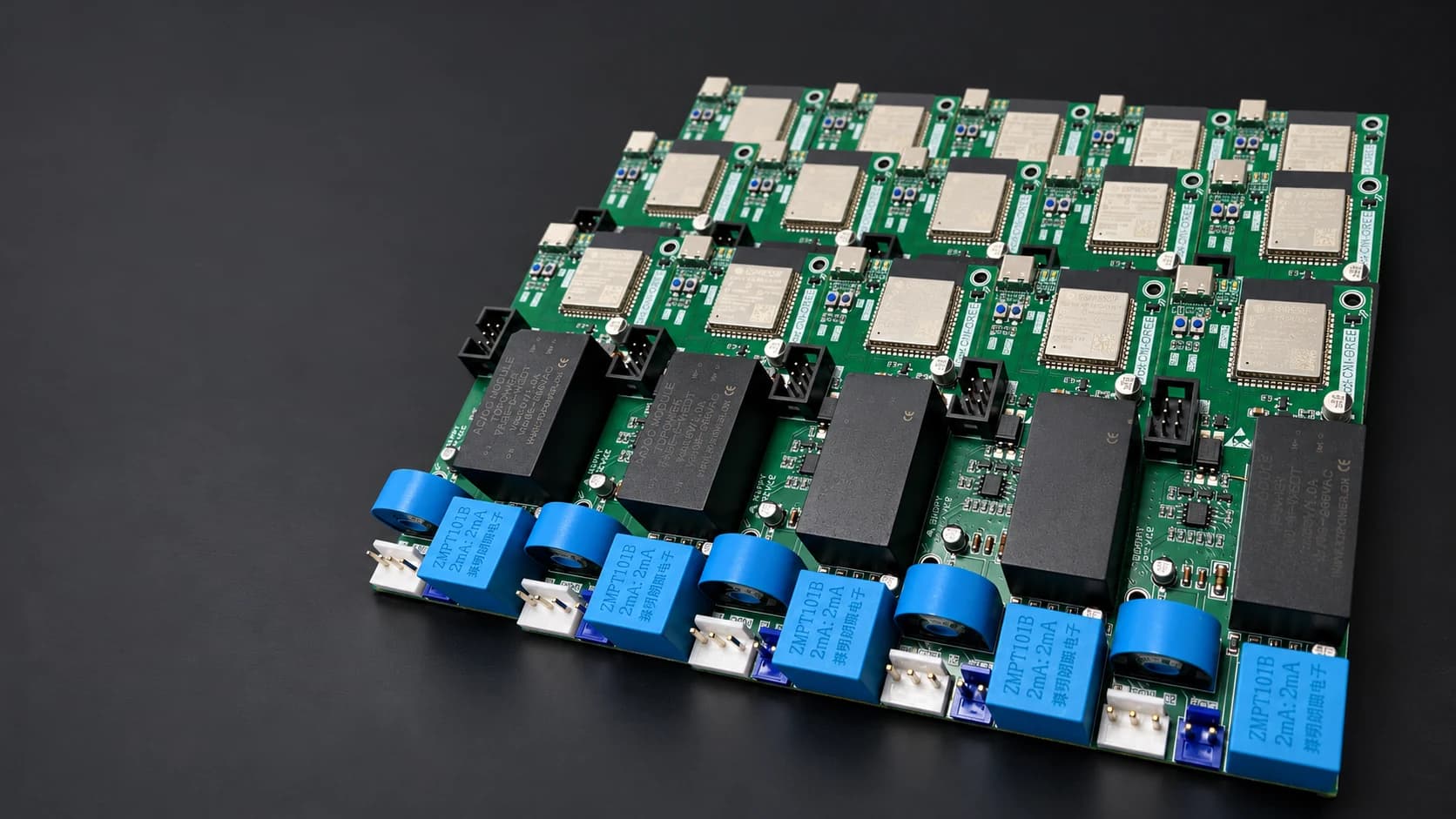 Lote de placas electrónicas de Caribbean Embedded Labs ensambladas, con módulos ESP32, transformadores de tensión y fuentes AC/DC