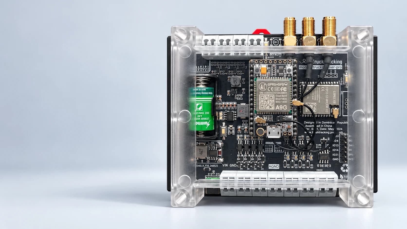 Rastreador GPS/GPRS diseñado por Caribbean Embedded Labs, montado en su carcasa transparente