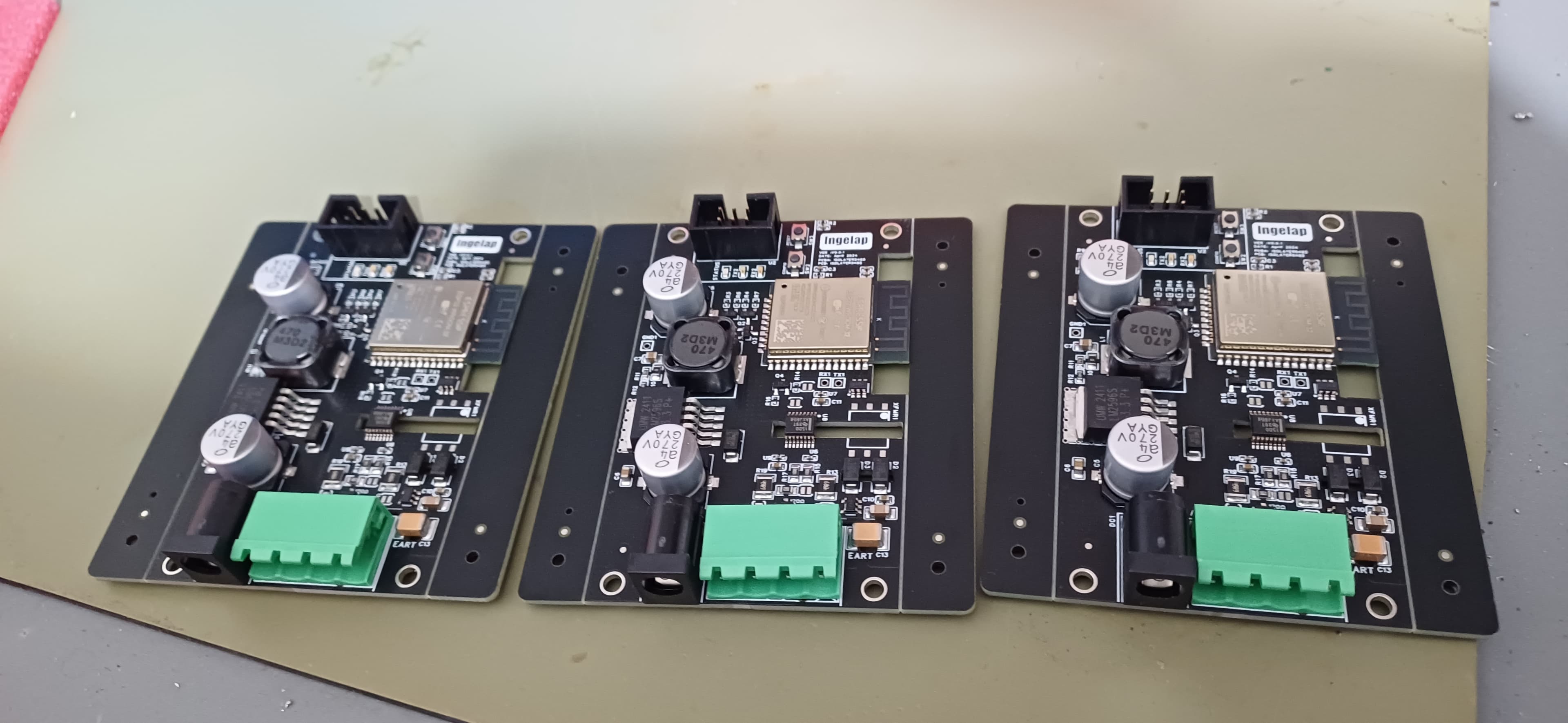 Tres placas de adquisición ensambladas con módulo ESP32 sobre la mesa de trabajo