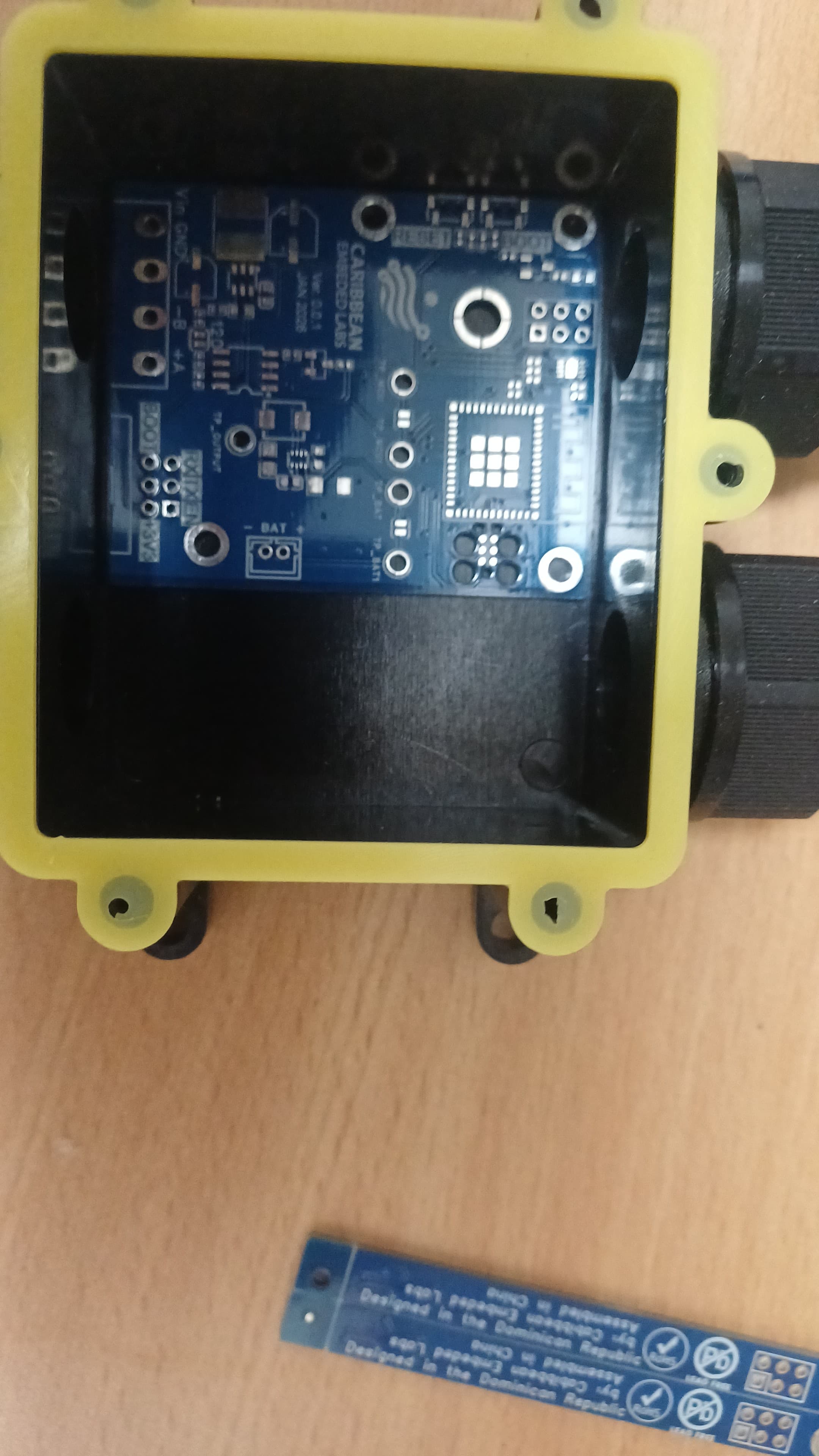 Placa electrónica de Caribbean Embedded Labs montada dentro de su carcasa